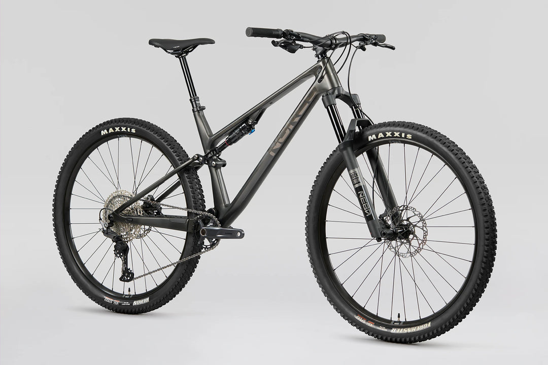 26 Norco Revolver C3 130 Fast Black Raw Carbon quarter-view product image